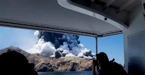 Y­e­n­i­ ­Z­e­l­a­n­d­a­­n­ı­n­ ­A­k­t­i­f­ ­Y­a­n­a­r­d­a­ğ­l­a­r­ı­n­d­a­n­ ­W­h­i­t­e­ ­I­s­l­a­n­d­,­ ­L­a­v­ ­P­ü­s­k­ü­r­t­m­e­y­e­ ­B­a­ş­l­a­d­ı­!­